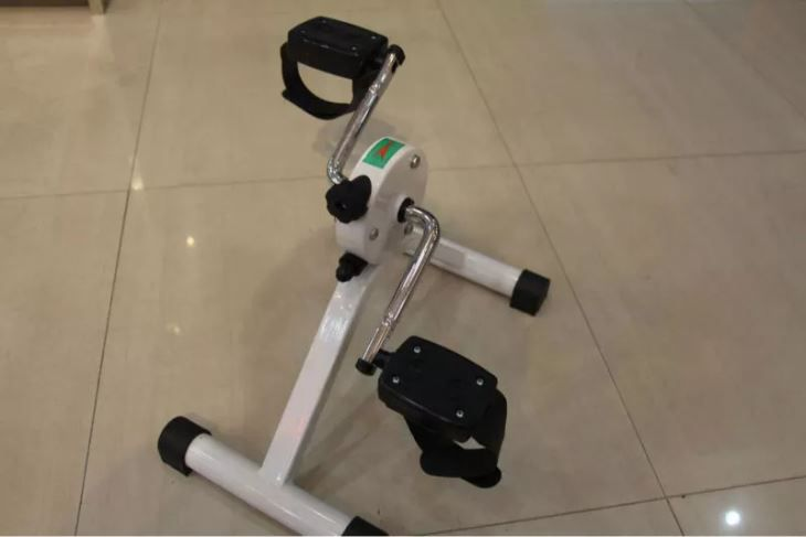 Exercício de Pedal de Equipamento de Terapia de Reabilitação